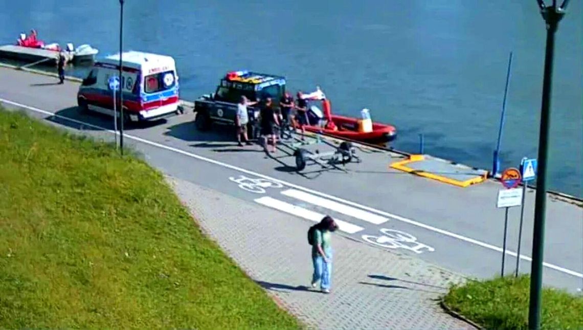 Tragedia na Wiśle w Krakowie. Z rzeki wydobyto ciało mężczyzny Kraków, tragedia w Krakowie, ciało mężczyzny wyłowione z Wisły, Klasztor Norbertanek, Salwator, akcja ratunkowa