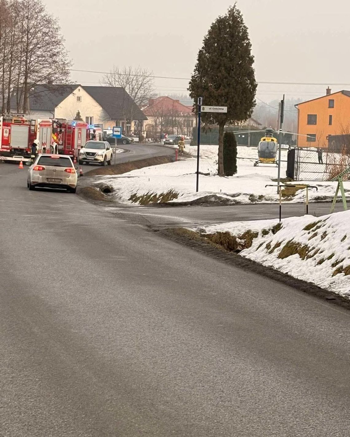 Klecza Dolna, na sygnale, akcja ratunkowa, wycinka drzew, wypadek przy wycince drzew, drzewa, młody mężczyzna