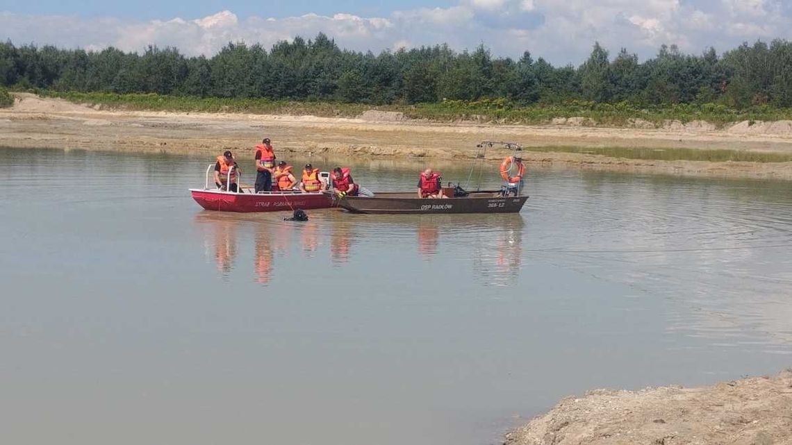 Tragedia w Radłowie. Wjechał ładowarką do akwenu i utopił się [FOTO]