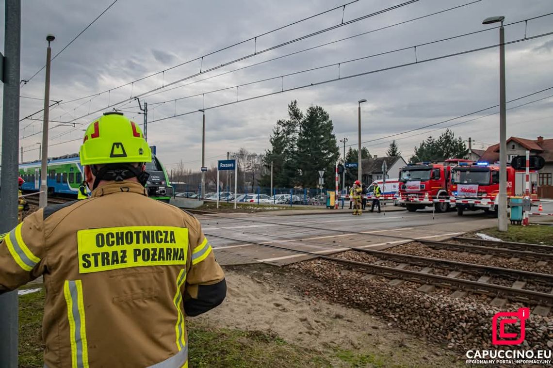 Tragedia w Rzezawie. Pociąg śmiertelnie potrącił kobietę [FOTO]