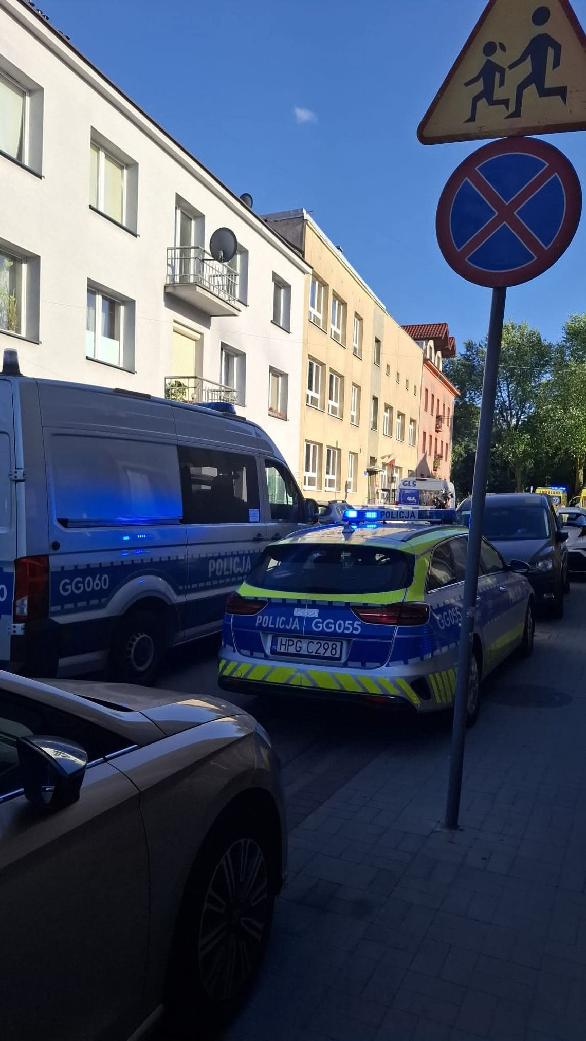 Tragedia w Skawinie. Zabezpieczono nóż, śledczy zakończyli oględziny mieszkania