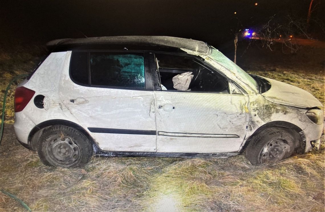 Na zdjęciu samochód osobowy, z którego po uderzeniu wypadł 18-letni kierowca