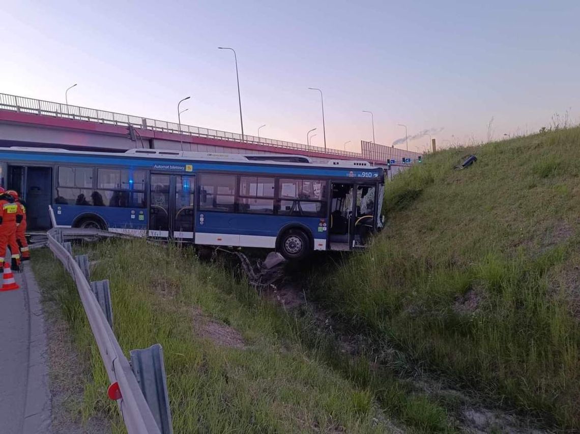 Na zdjęciu miejsce wypadku dwóch autobusów na ulicy Igołomskiej w Krakowie