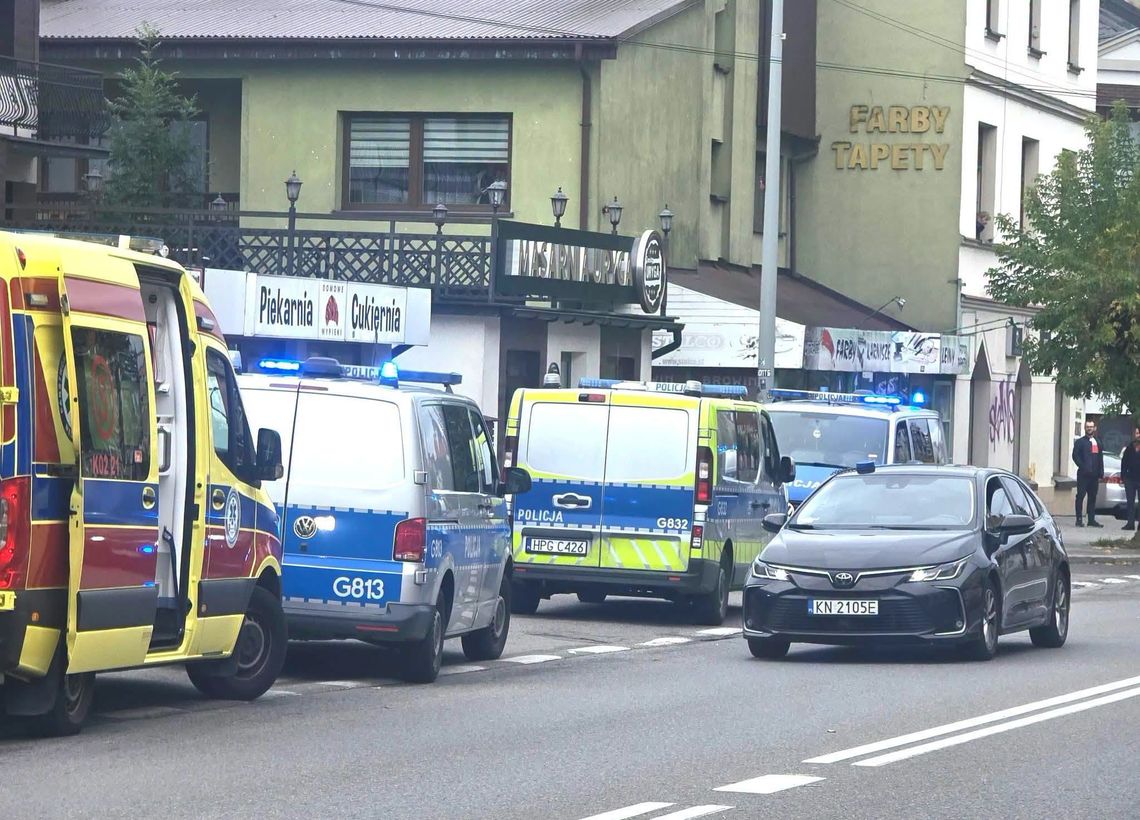 Tragiczny finał interwencji w Nowym Sączu. Nożownik zmarł po strzałach policji Tragiczny finał interwencji w Nowym Sączu. Nożownik zmarł po strzałach policji