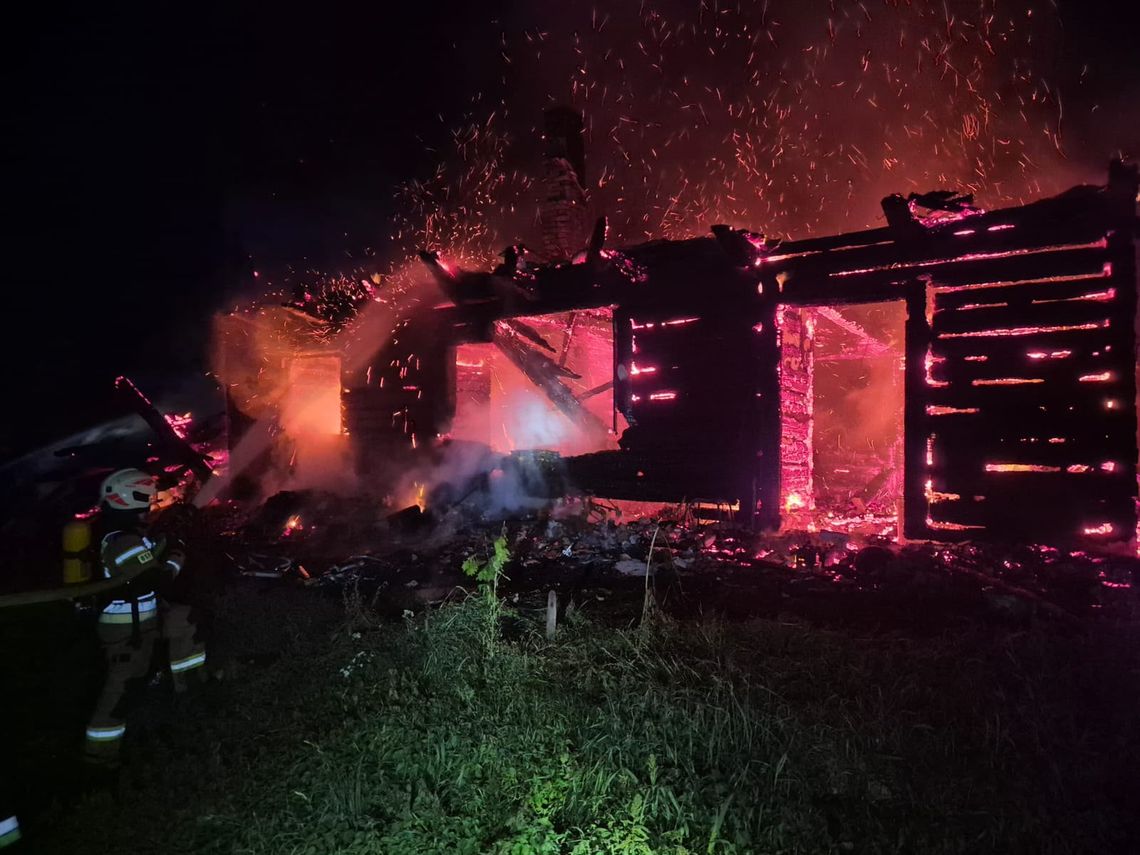 Tragiczny pożar domu w Dąbrówce Szczepanowskiej. Nie żyją dwie osoby [ZDJĘCIA]
