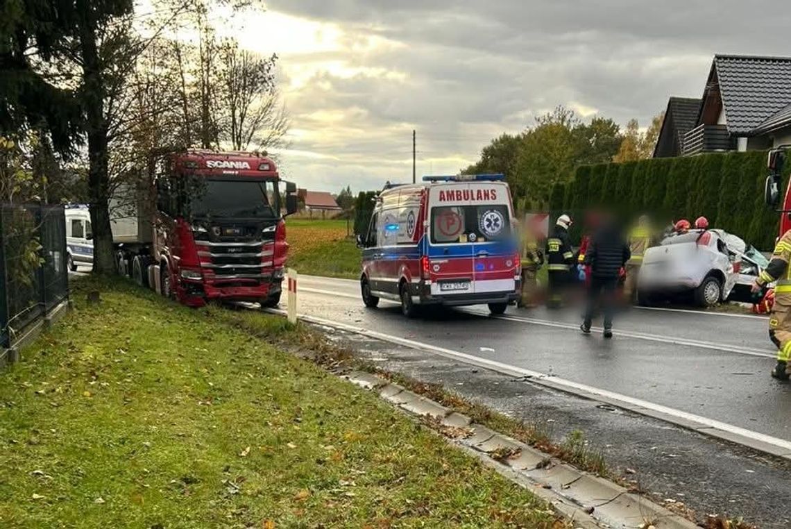 Tragiczny wypadek na DK44 w Kossowej. Nie żyje 66-letni kierowca osobówki Kossowa, powiat wadowicki, na sygnale, śmiertelny wypadek, dk44, śmiertelny wypadek w powiecie wadowickim, akcja ratunkowa