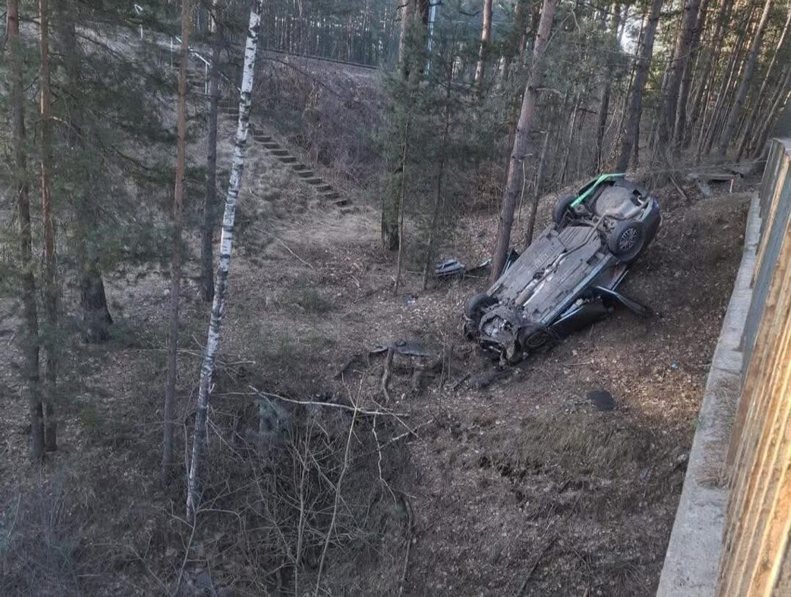 Tragiczny wypadek na drodze z Bukowna do Jaworzna. Auto spadło ze skarpy [FOTO]