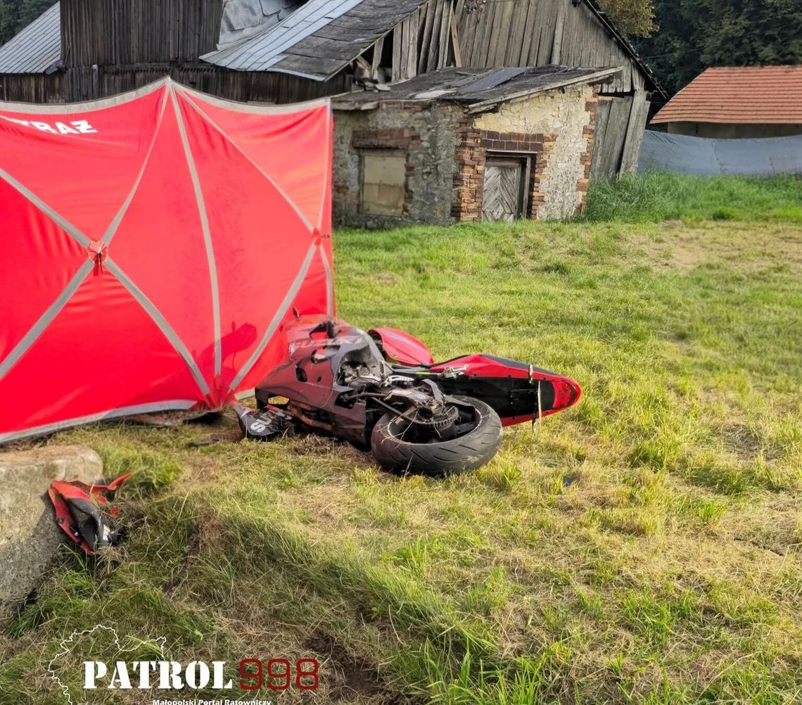 Wola Kalinowska, wypadek Wola Kalinowska, wypadek DW-773, wypadek motocyklista, motocyklista nie żyje, wypadek motocyklowy, tragiczny wypadek, zablokowana droga, Lotnicze Pogotowie Ratunkowe, reanimacja, OSP Wola Kalinowska, JRG 5 Kraków, ratownicy, wypadek drogowy