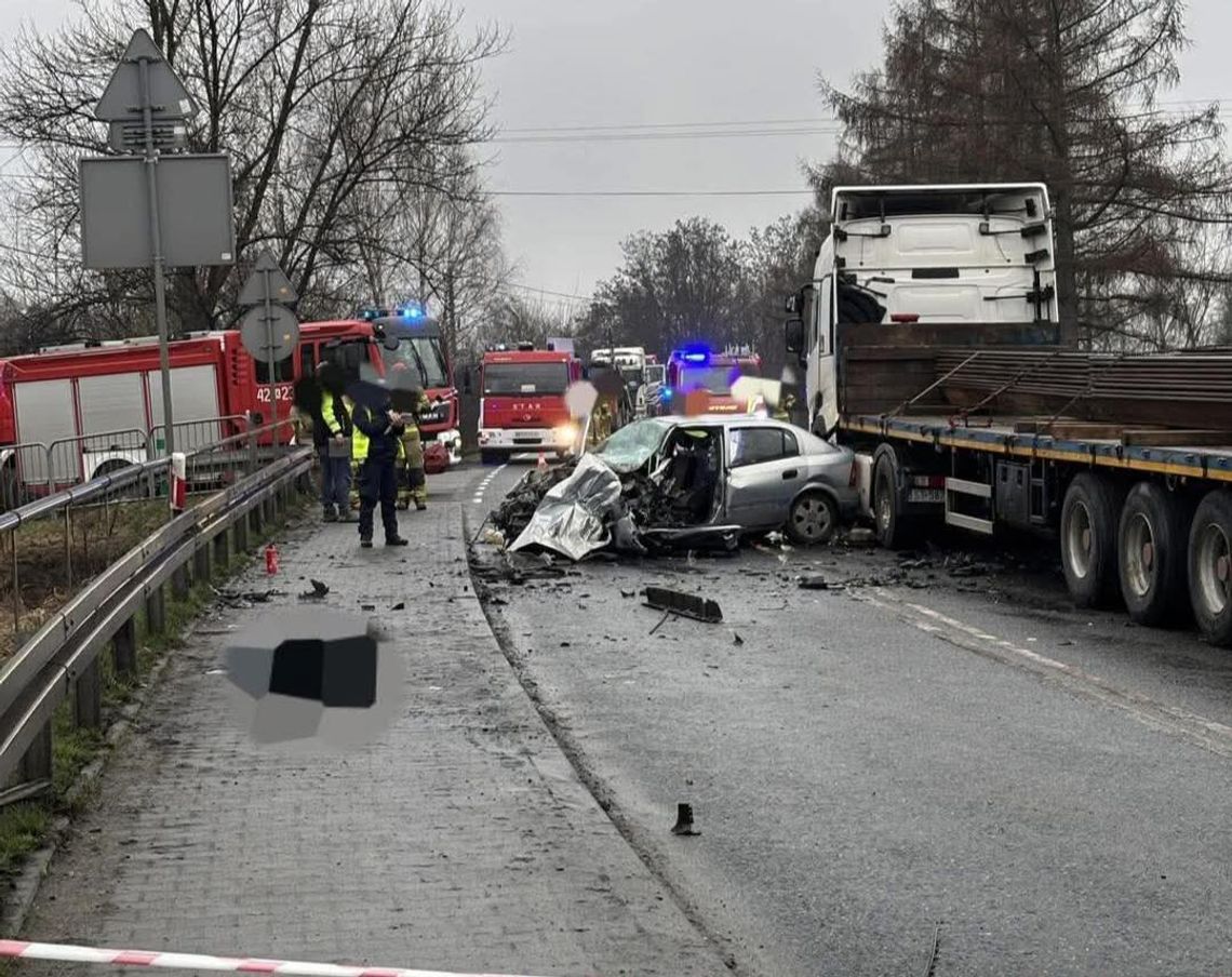 Tragiczny wypadek na DW 780 w Libiążu. Nie żyje 30-letni kierowca [FOTO]