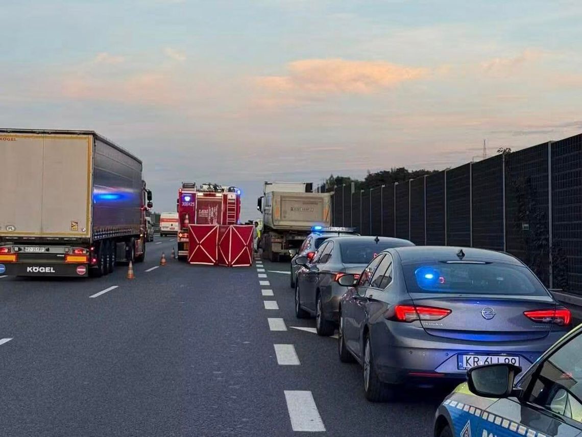 Tragiczny wypadek na węźle wielickim autostrady A4. Mężczyzna zginął pod kołami ciężarówki Tragiczny wypadek na węźle wielickim autostrady A4. Mężczyzna zginął pod kołami ciężarówki