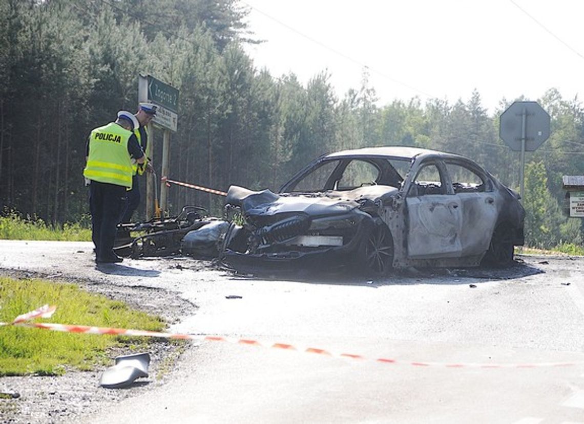 Na zdjęciu spalony samochód BMW i motocykl po tragicznym wypadku pod Chrzanowem