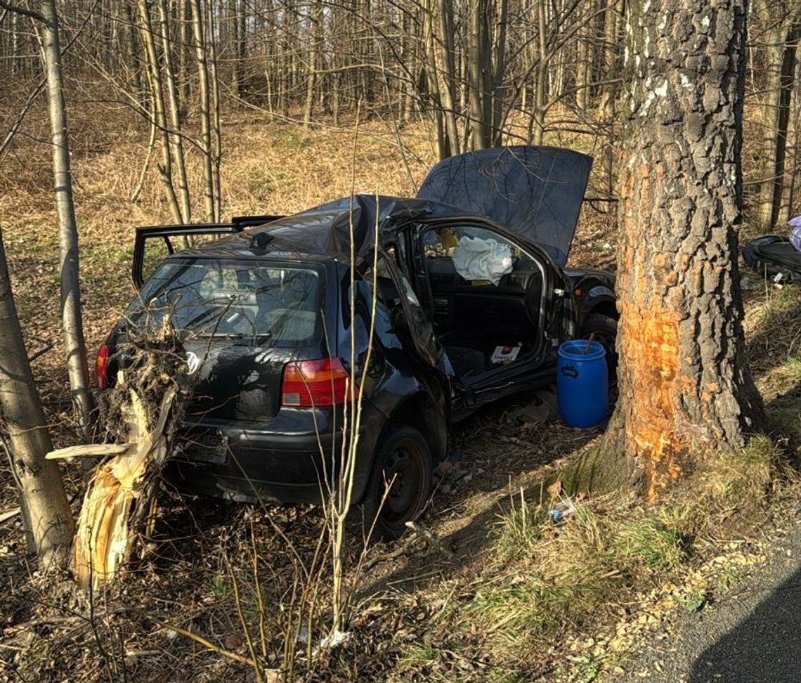 Poważny wypadek w Kętach. Trzy osoby ciężko ranne, w tym dwoje nastolatków [FOTO]