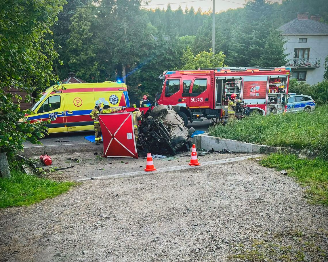 Tragiczny wypadek w Zasępcu. Auto dachowało, 36-letni kierowca nie żyje Do tragicznego wypadku doszło w sobotni wieczór w miejscowości Zasępiec w powiecie olkuskim. Samochód osobowy dachował na drodze gminnej, a wewnątrz pojazdu znajdował się nieprzytomny kierowca