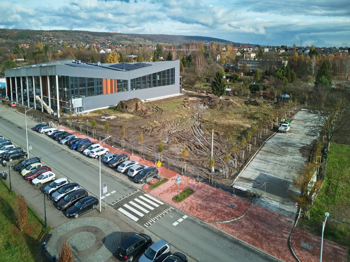 Trwa budowa basenu w Krzeszowicach. Zaczęły się również prace przy zagospodarowaniu otoczenia obiektu Krzeszowice, baseny w Krzeszowicach, powiat krakowski, budowa basenów, obiekt pływacki na terenie gminy Krzeszowice