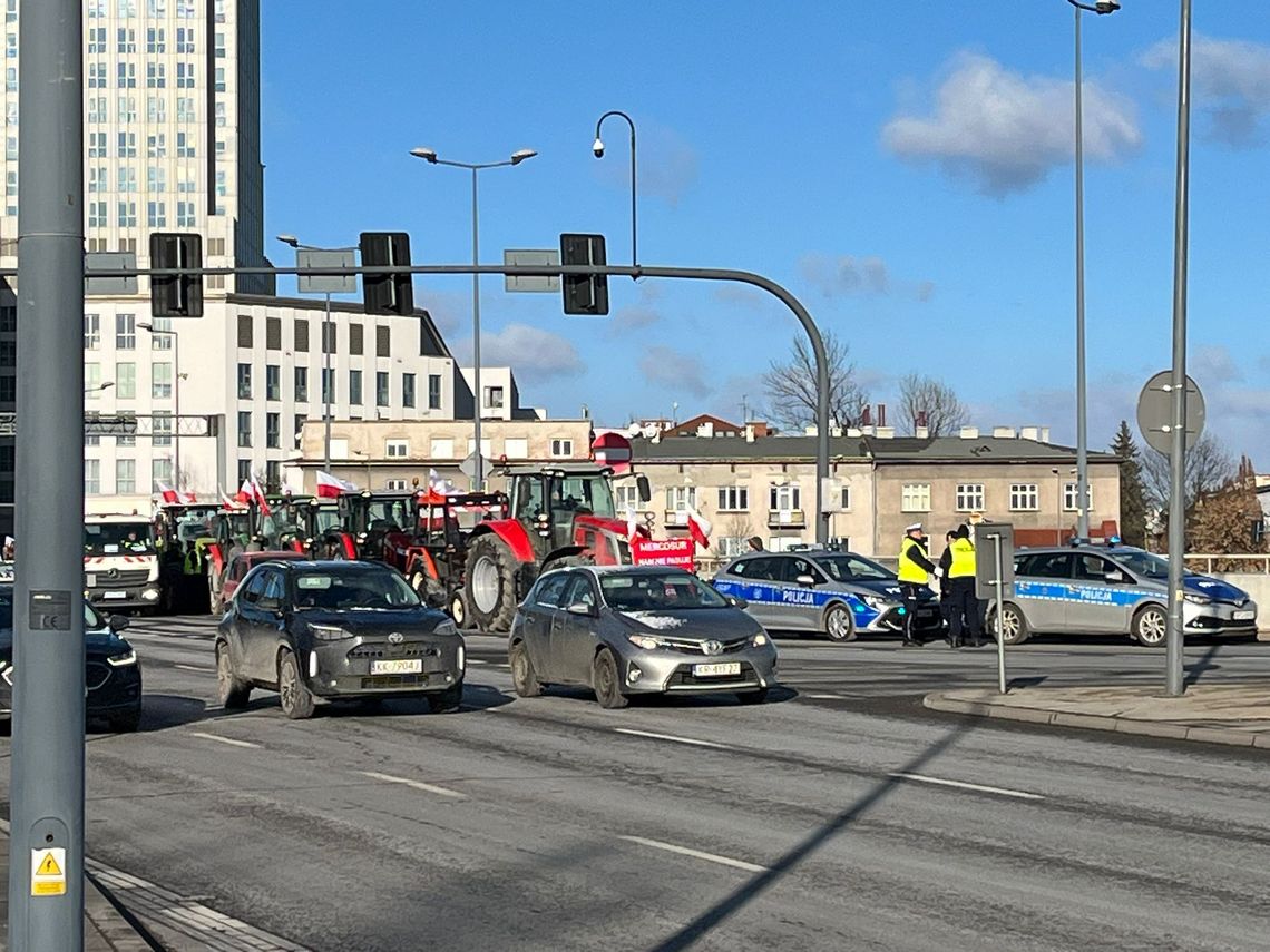 Protest rolników, Małopolska, Kraków, wielki proces rolników, rolnictwo walczą o swoje prawa, utrudnienia w ruchu w Krakowie, utrudnienia w ruchu, stolica Małopolski