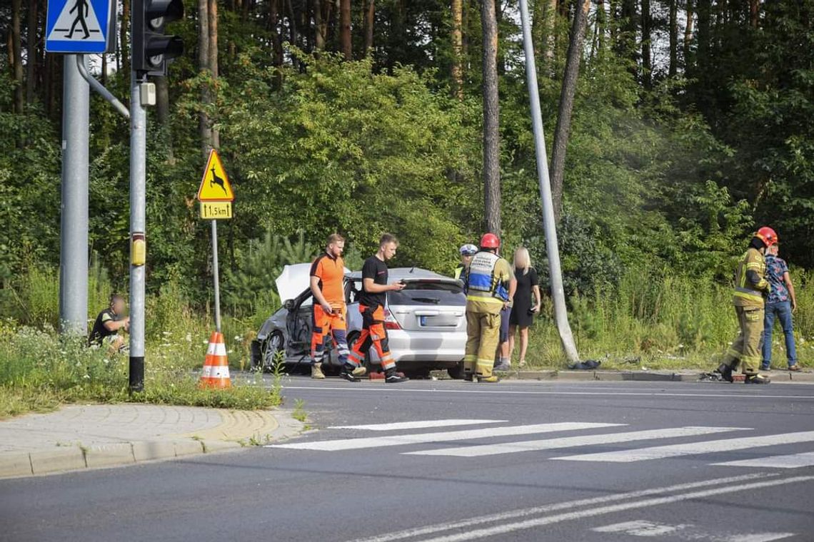 Na zdjęciu rozbity pojazd po wtorkowym wypadku na obwodnicy Olkusza