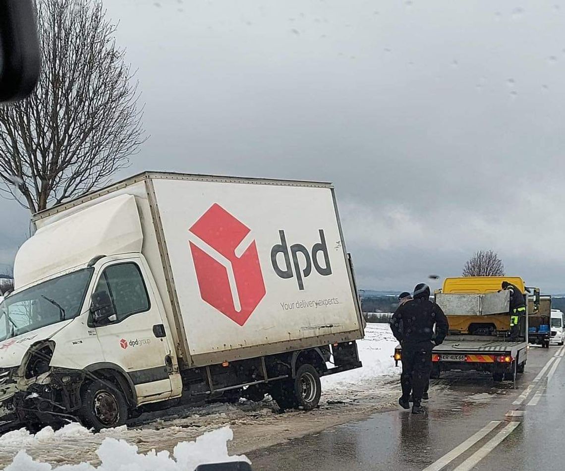 Trzyciąż. Kolizja samochodu dostawczego na drodze wojewódzkiej DW794