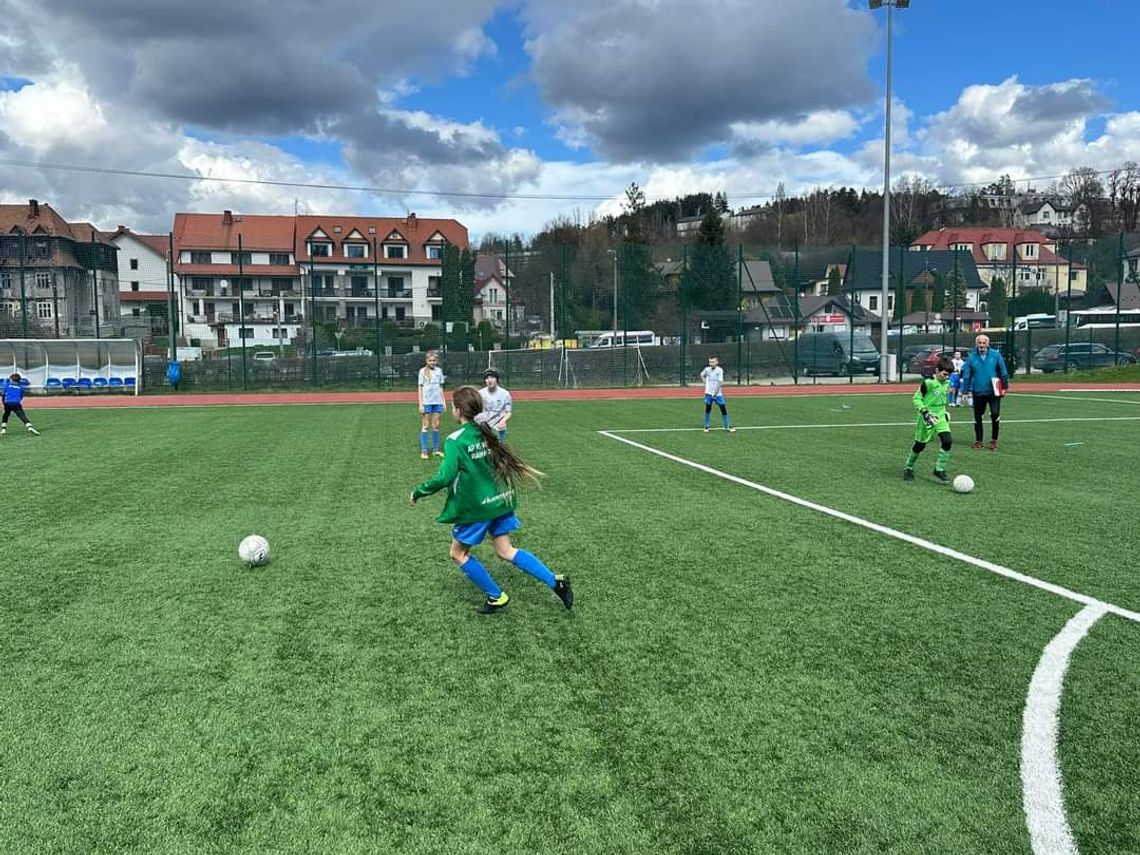 Na zdjęciu młodzi piłkarze podczas rywalizacji na stadionie w Rabce-Zdroju