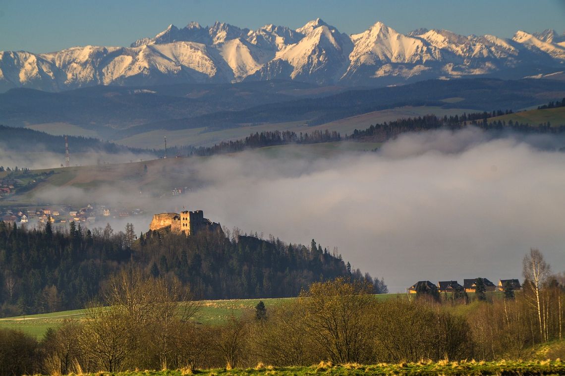 W tle ruiny zamku w Czorsztynie, Jezioro Czorsztyńskie i Tatry