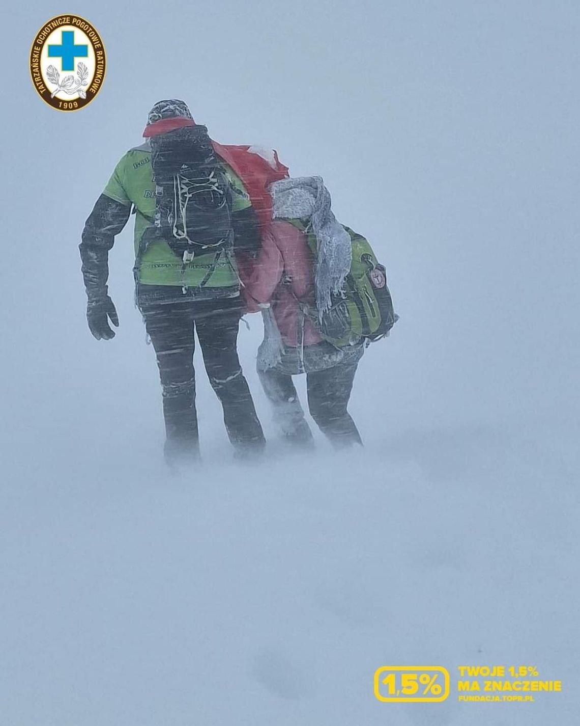 Na zdjęciu turysta, zaskoczony warunkami zimowymi w Tatrach
