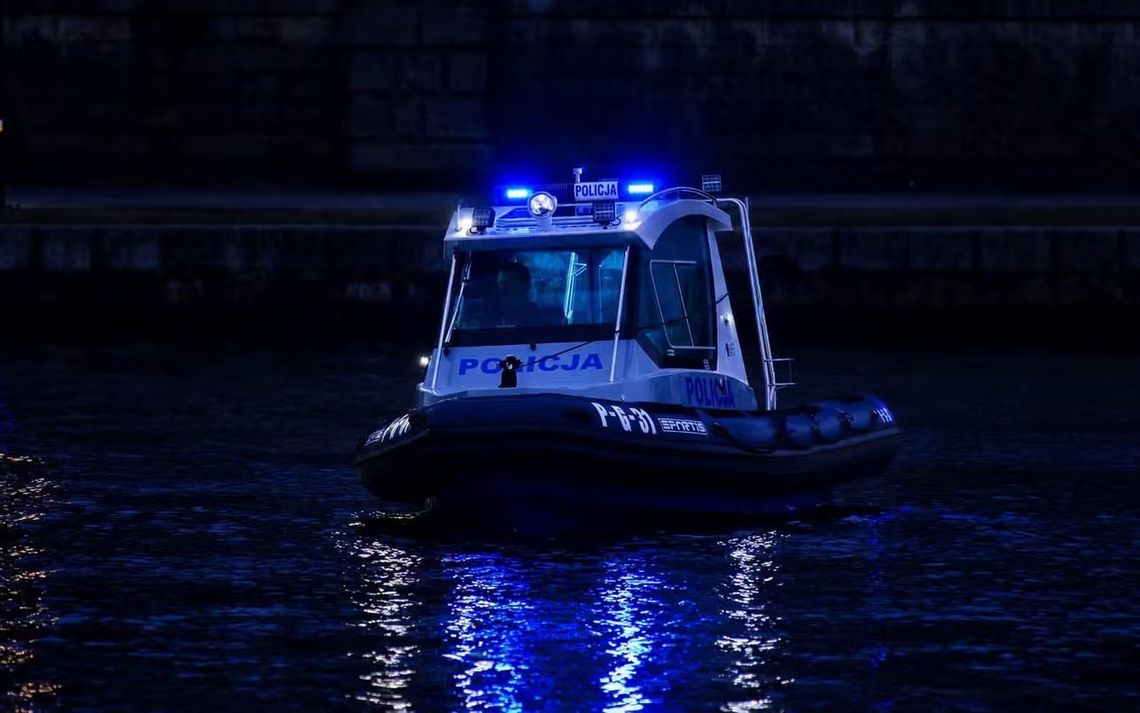 Turystka wpadła do Wisły w Krakowie. Policjant uratował ją podczas nocnej akcji Turystka wpadła do Wisły w Krakowie. Policjant uratował ją podczas nocnej akcji