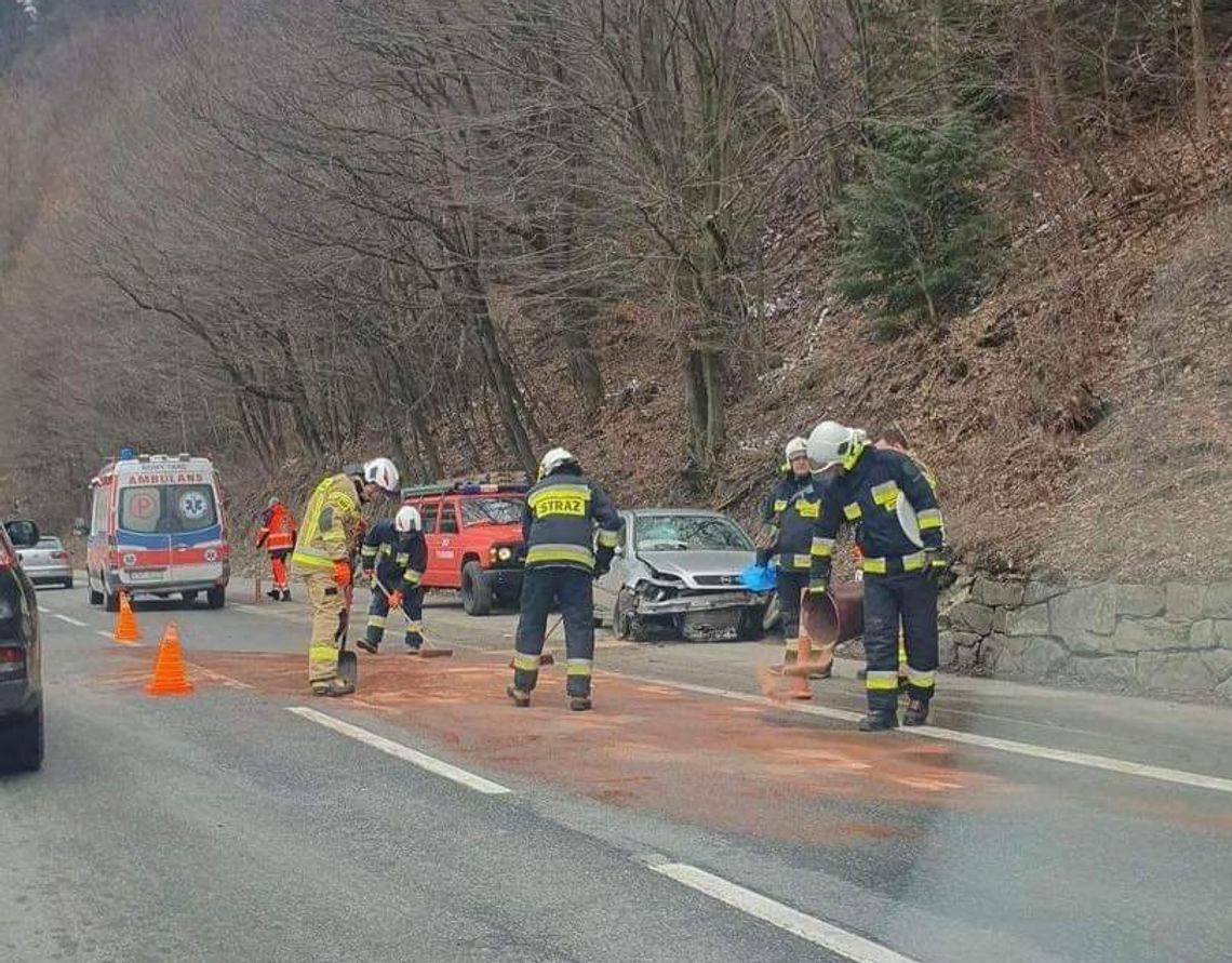 Tylmanowa. Stracił panowanie nad pojazdem i uderzył w mur przy rzece