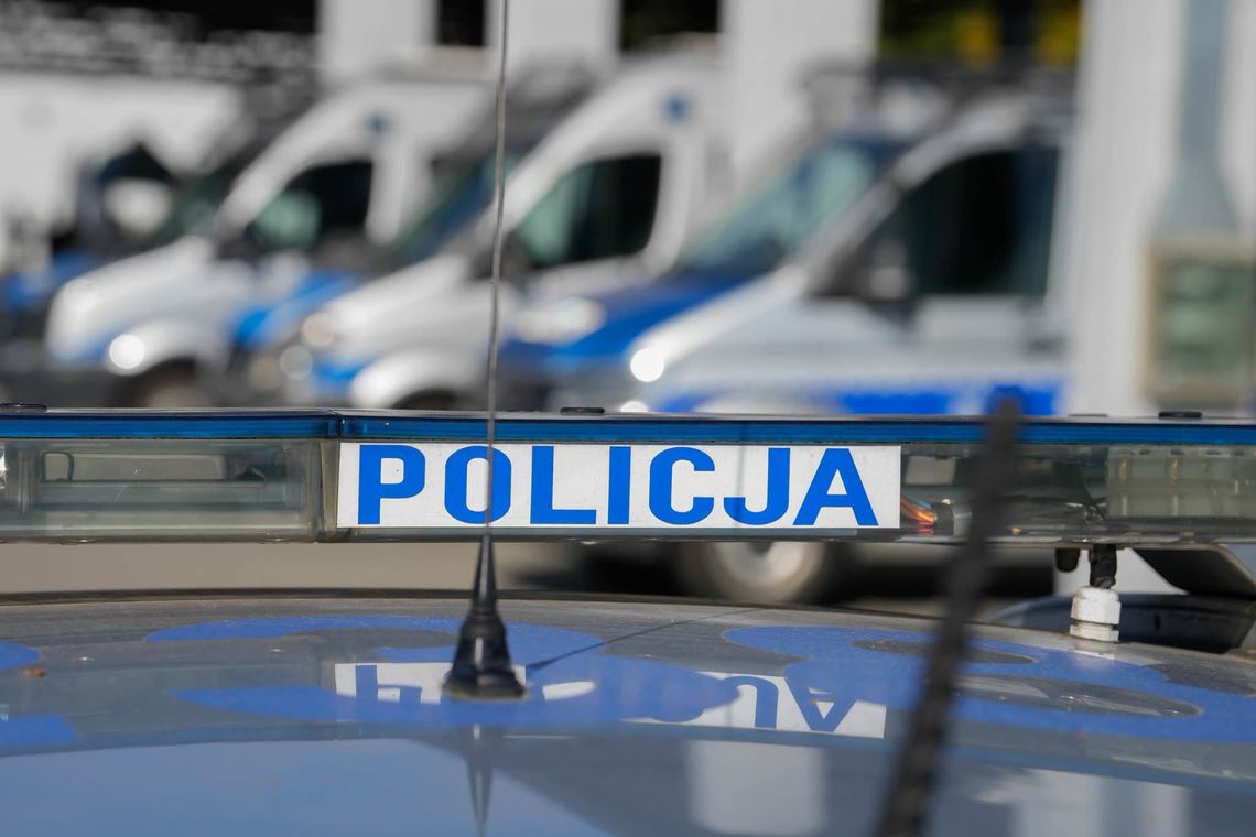 Uciekł w zarośla po rozbiciu auta na A4 pod Krakowem. Zostawił żonę i dzieci Uciekł w zarośla po rozbiciu auta na A4 pod Krakowem. Zostawił żonę i dzieci