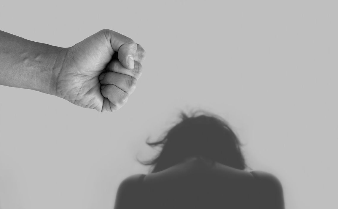 Ukrainiec znęcał się nad partnerką, obywatel Ukrainy, obywatelowi Ukrainy grozi deportacja, przemoc fizyczna, grożenie śmiercią, przemoc psychiczna