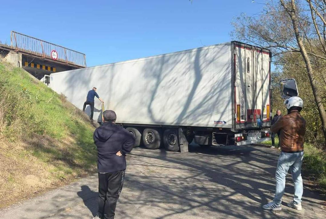 Ukraiński kierowca ciężarówki zaufał nawigacji i utknął na ulicy Przemysłowej w Tarnowie