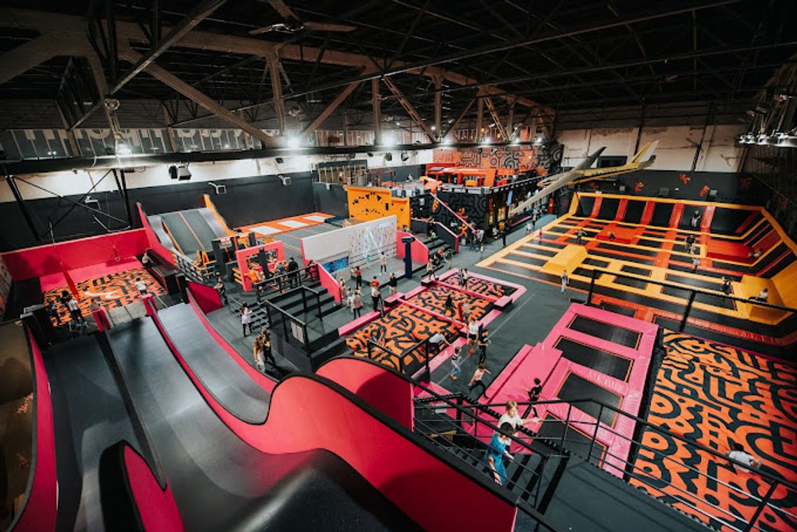 Na zdjęciu budynek Hangar 646 w Warszawie czyli park trampolin