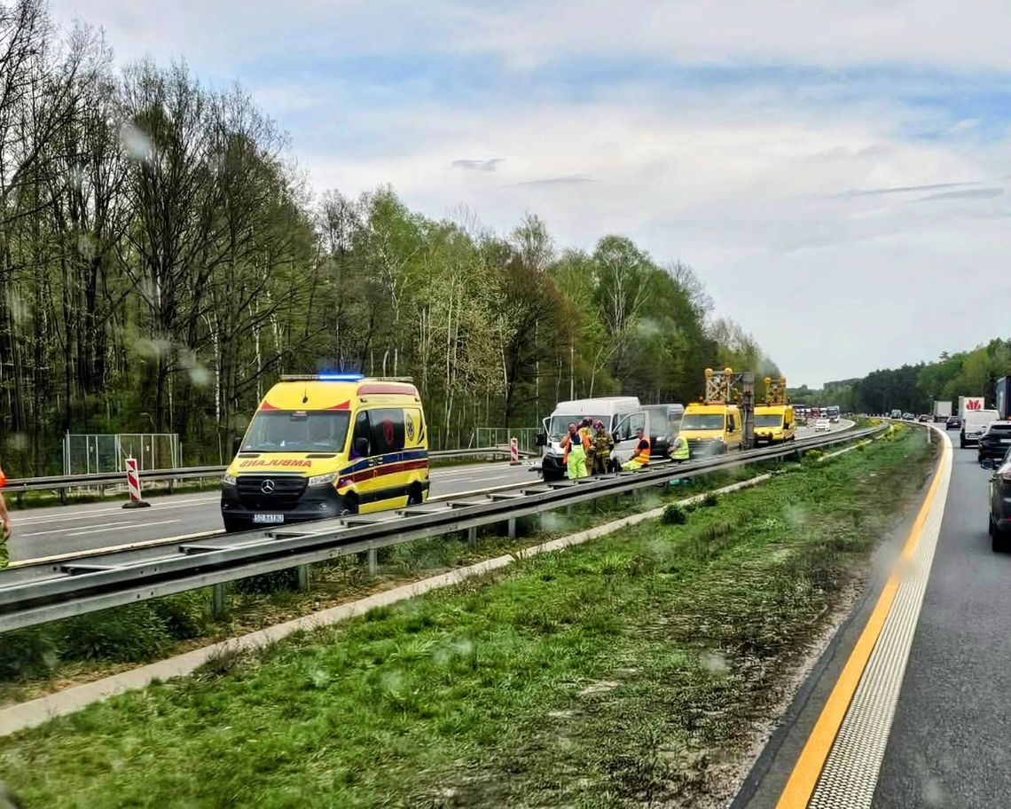 Autostrada a4, Katowice, Kraków, Jaworzno, utrudnienia drogowe, na sygnale, akcja ratunkowa, akcja ratownicza