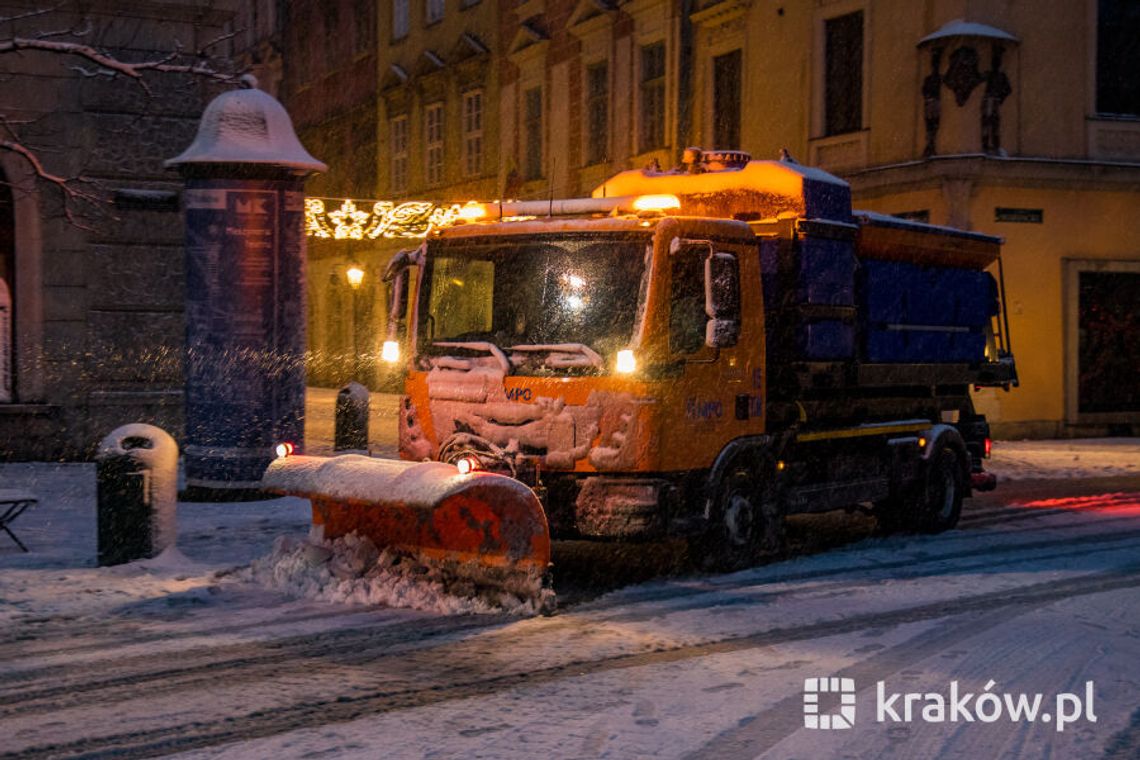 Na zdjęciu pług walczący z zimowymi warunkami na drogach w Krakowie