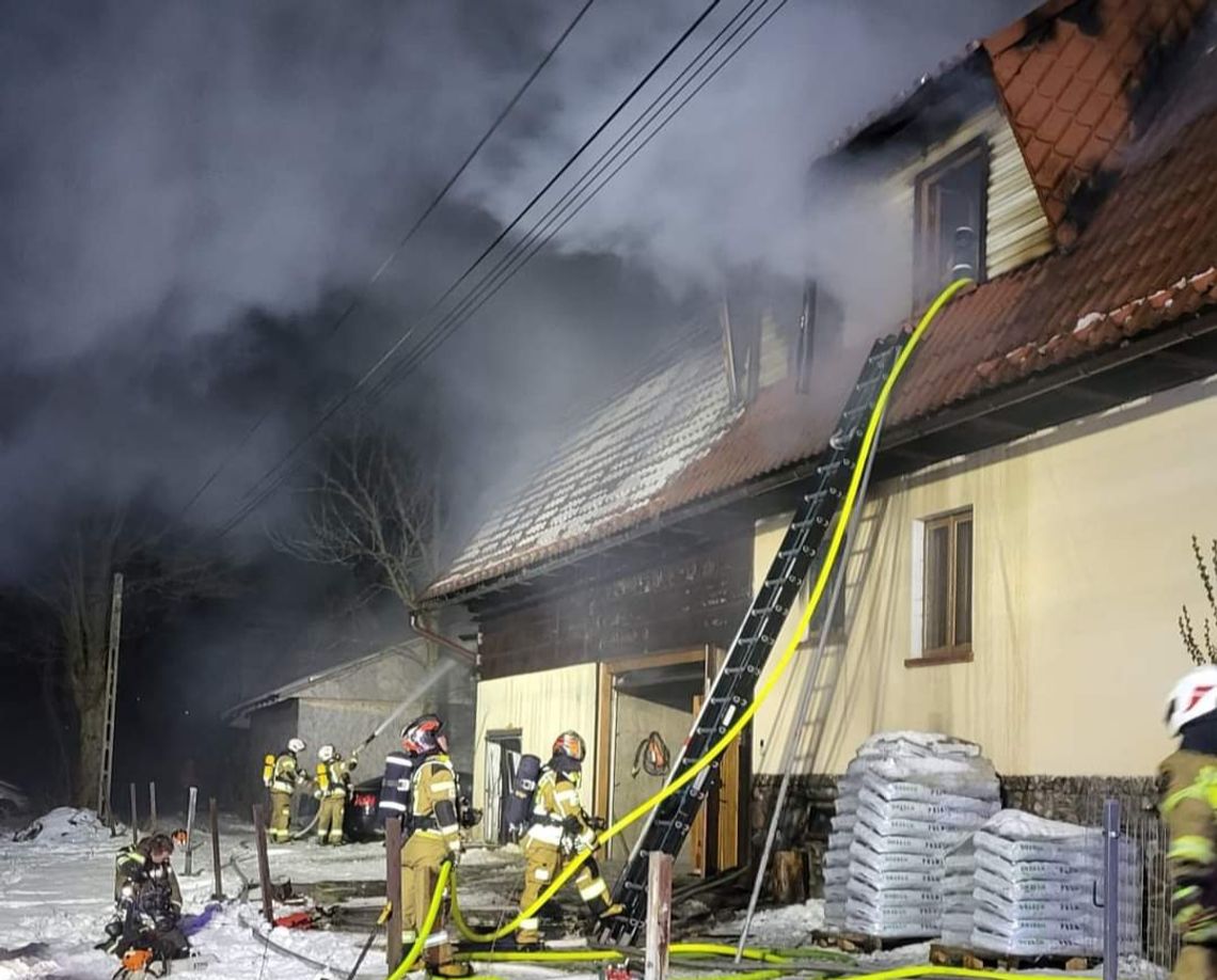Na zdjęciu strażacy walczący z ogniem podczas pożaru domu w Witowie