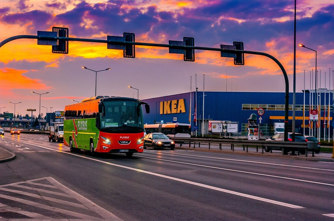 Na zdjęciu jedna z głównych dróg Krakowa i sklep IKEA
