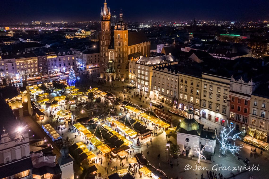 Na zdjęciu Rynek Główny w Krakowie w czasie trwania Jarmarku Bożonarodzeniowego