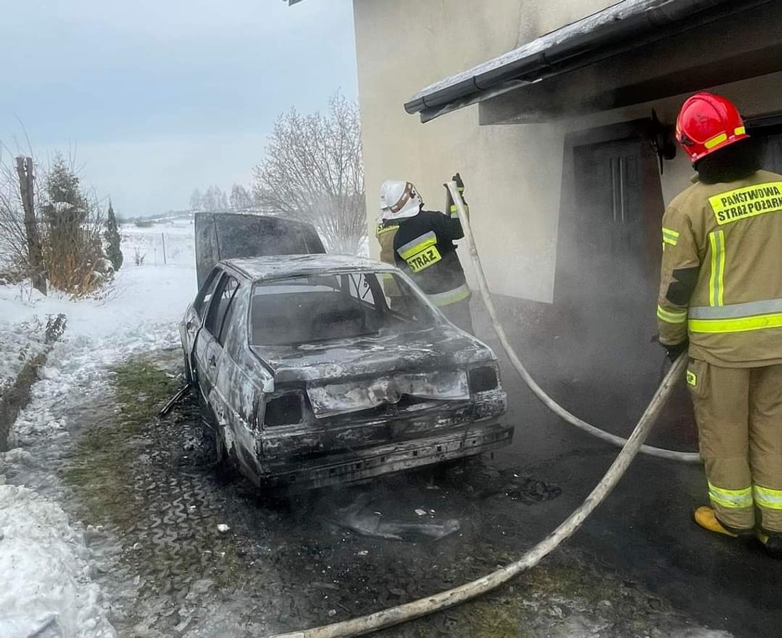 Na zdjęciu strażacy gaszący pożar samochodu osobowego na ulicy Piastowskiej w Ryglicach