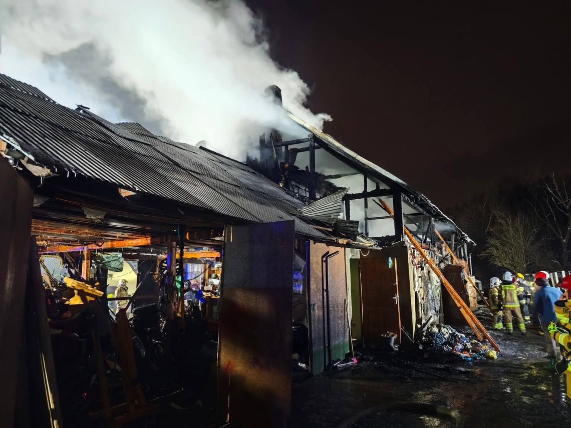 Sieniawa, akcja gaśnicza, pożar budynku mieszkalno-gospodarczego, powiat nowotarski, straż pożarna, strażacy, walka z ogniem, na sygnale