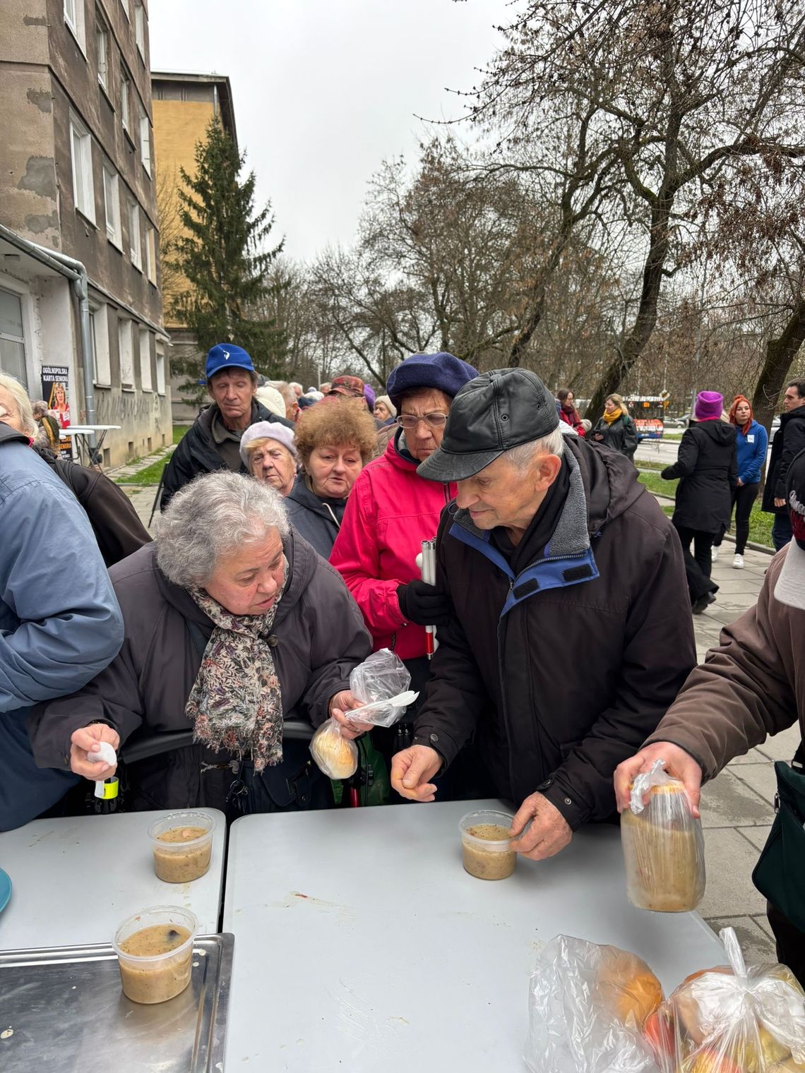 Więcej niż posiłek. Jak talerz zupy stał się lekarstwem na samotność krakowskich seniorów Więcej niż posiłek. Jak talerz zupy stał się lekarstwem na samotność krakowskich seniorów