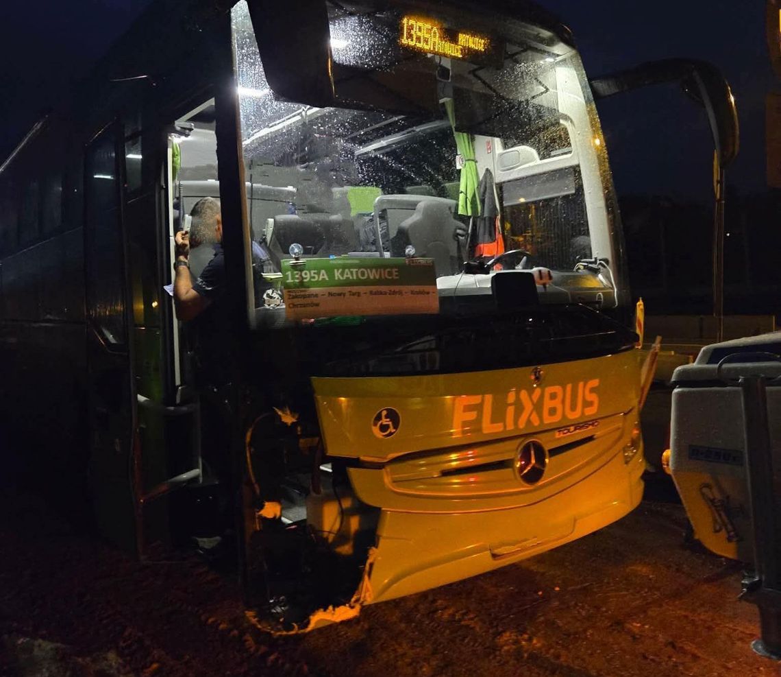 Wieczorna kolizja na Zakopiance. Zderzenie autokaru i auta dostawczego na Górze Libertowskiej Zakopianka, góra libertowska, autokar, flixbus, wypadek flixbusa, zderzenie flixbusa z z samochodem dostawczym