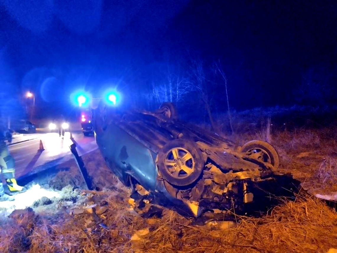 Wieczorne dachowanie na drodze gminnej w Rdzawce. Kierowca zwiał