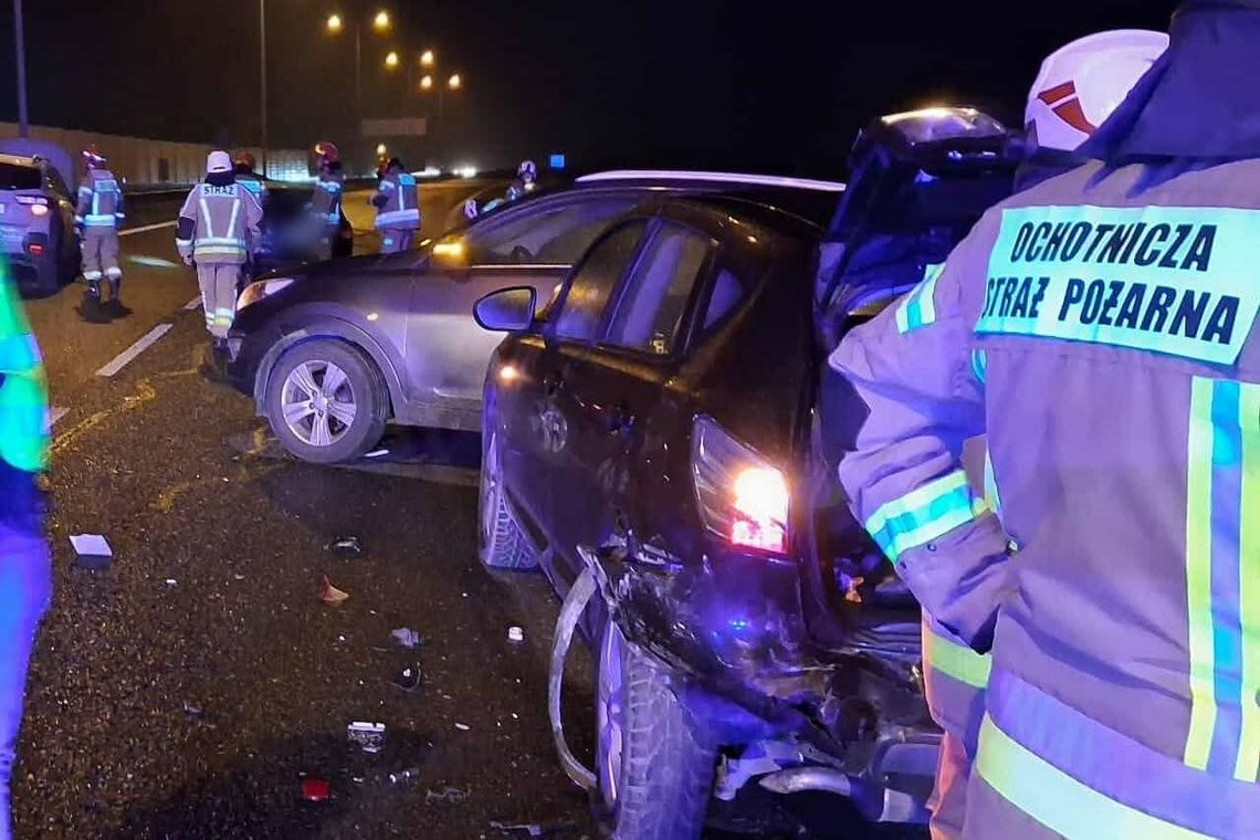 Zakopianka, powiat myślenicki, Lubień, trasa S7, akcja ratunkowa, karambol drogowy, jedna osoba ranna