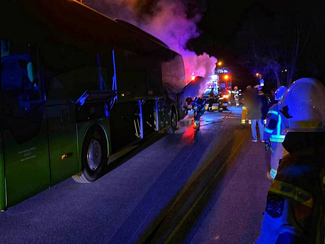 Klikuszowa, Sieniawa, na sygnale, pożar autokaru, pożar autokaru w Sieniawie, akcja gaśnicza strażaków w Sieniawie