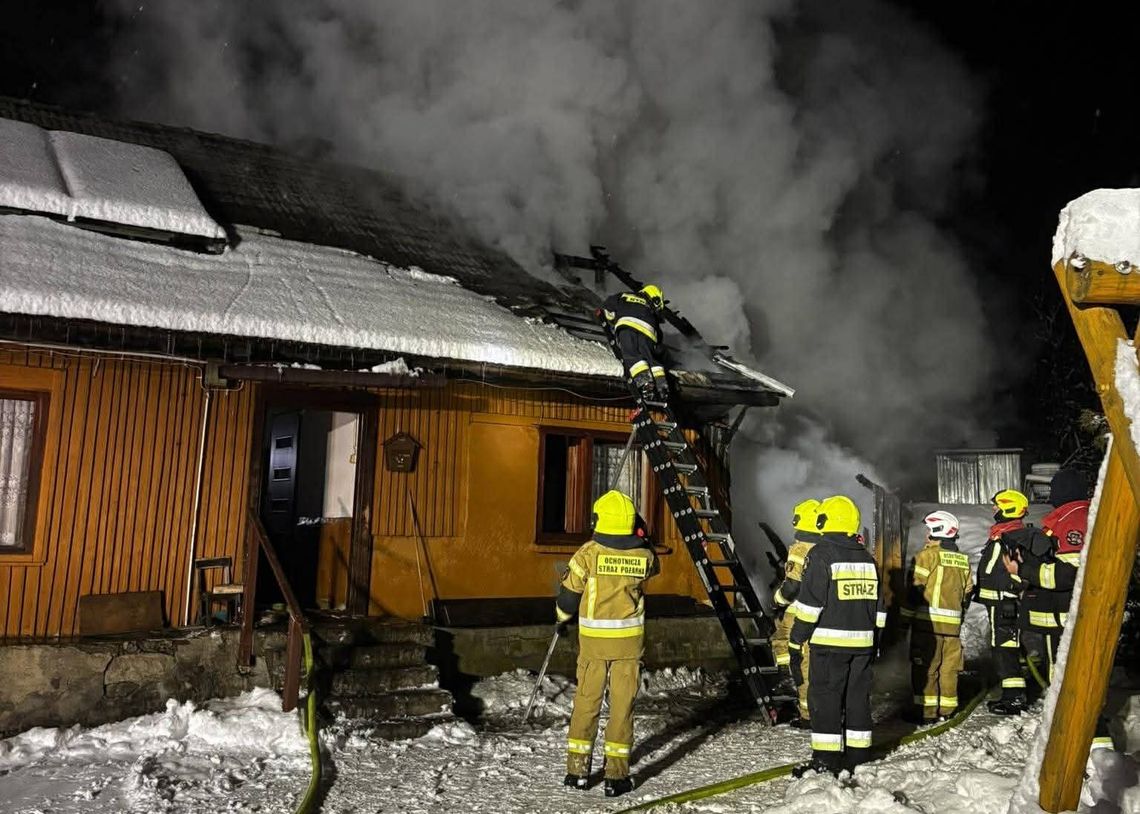Budzów, powiat suski, na sygnale, pożar budynku mieszkalnego, akcja ratunkowa, akcja gaśnicza strażaków, jedna osoba ewakuowana