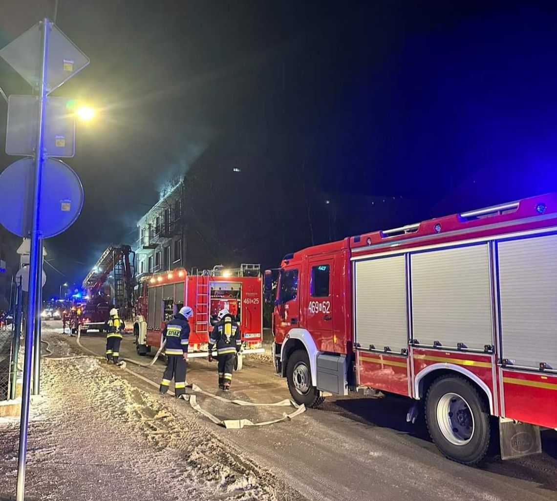 Na zdjęciu zastępy straży pożarnej walczące z pożarem kamienicy w Miechowie