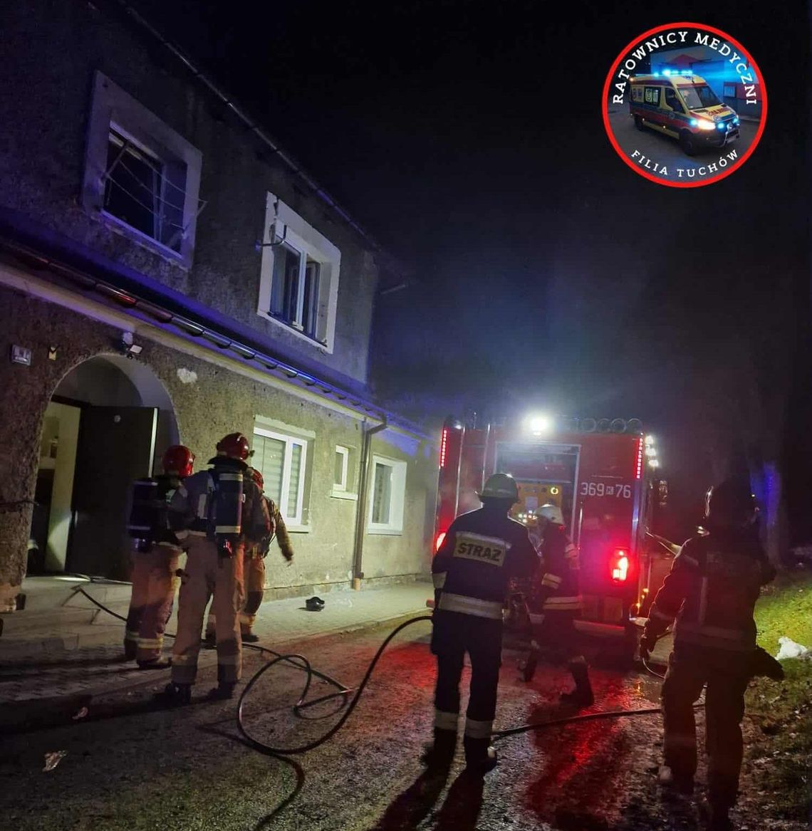 Tuchów, powiat tarnowski, akcja ratunkowa, na sygnale, pożar mieszkania, dwie osoby poszkodowane, wieczorna akcja strażaków