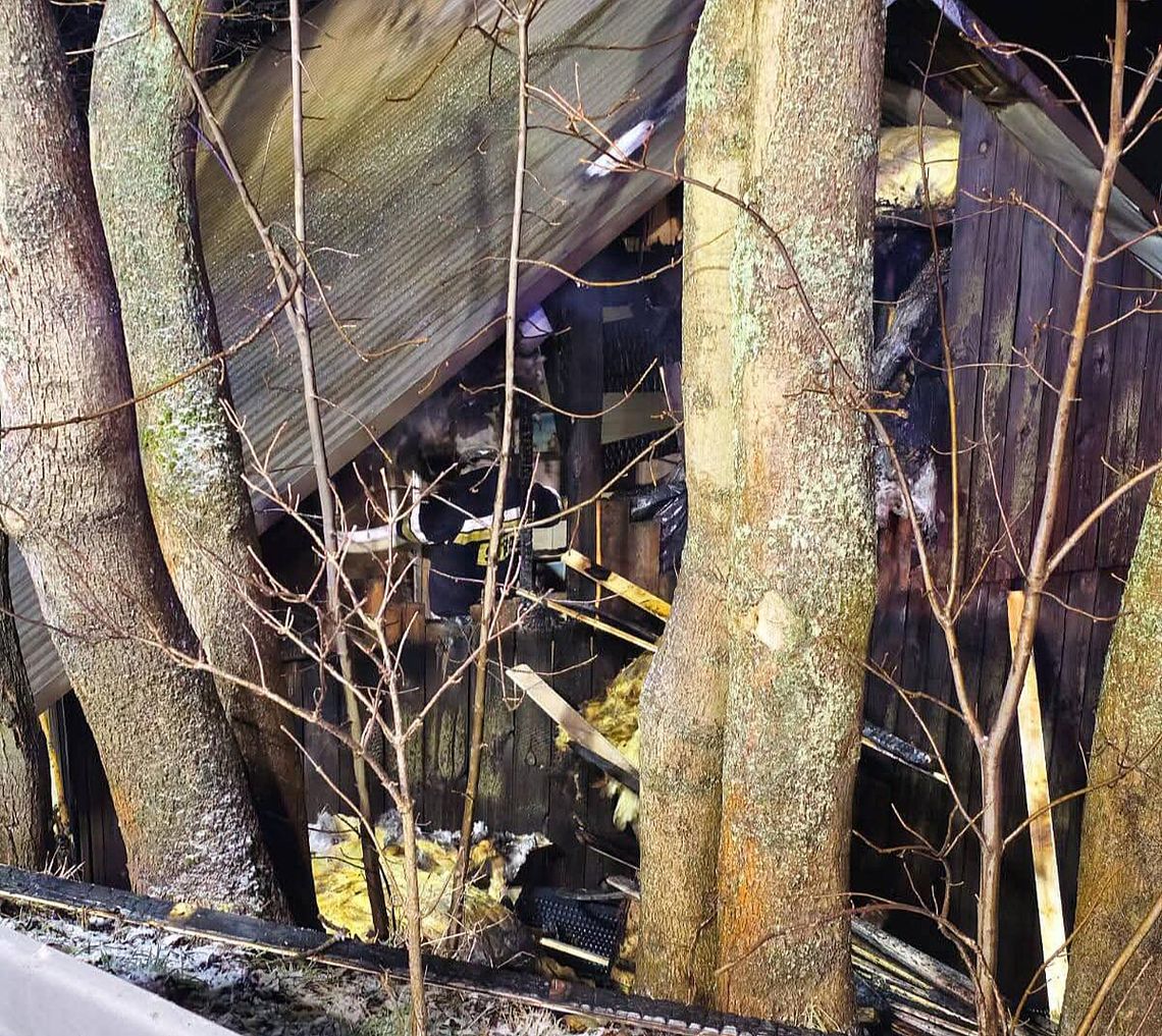 pożar budynku drewnianego, Wola Kalinowska, strażacy, straż pożarna, na sygnale, akcja gaśnicza