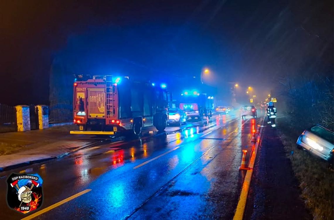 Raciborsko, powiat wielicki, wypadek w powiecie wielickim, wypadek w Raciborsku, jedna osoba została poszkodowana, pogotowie ratunkowe