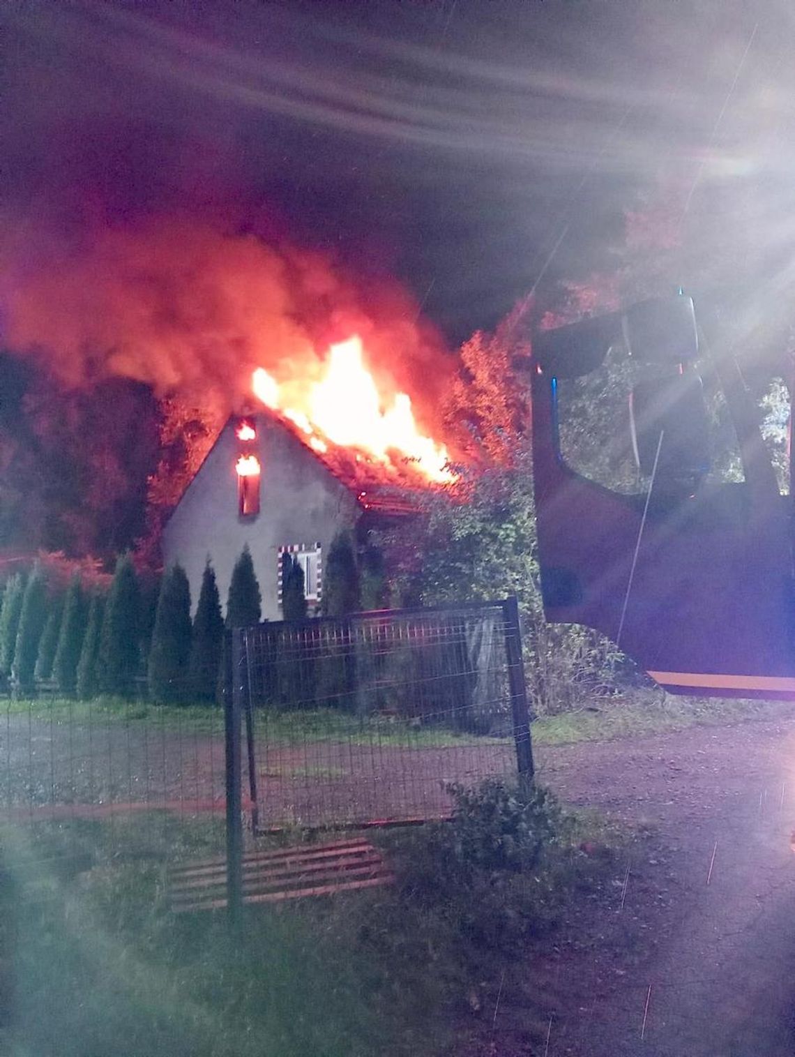 Wieliccy policjanci bohaterami! Uratowali mężczyznę z pożaru