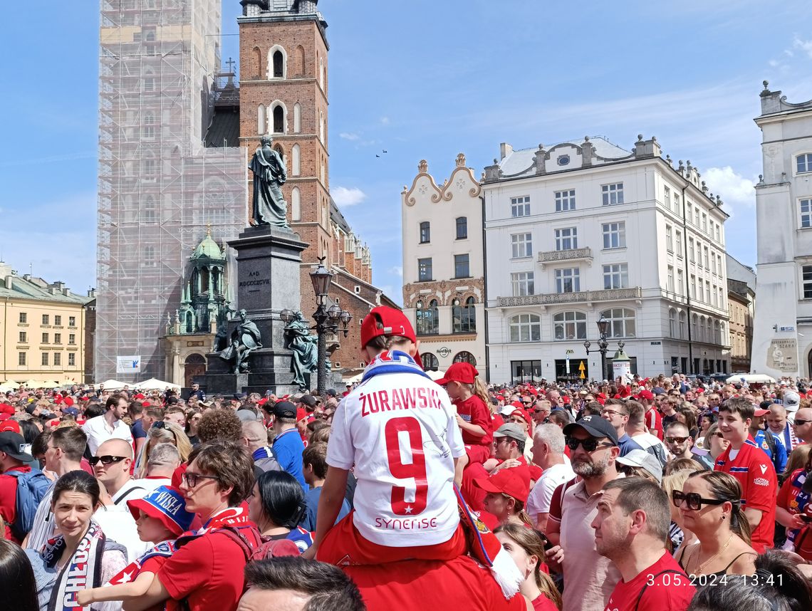 Wielka feta Wiślaków na Rynku w Krakowie [FOTO, FILMY]