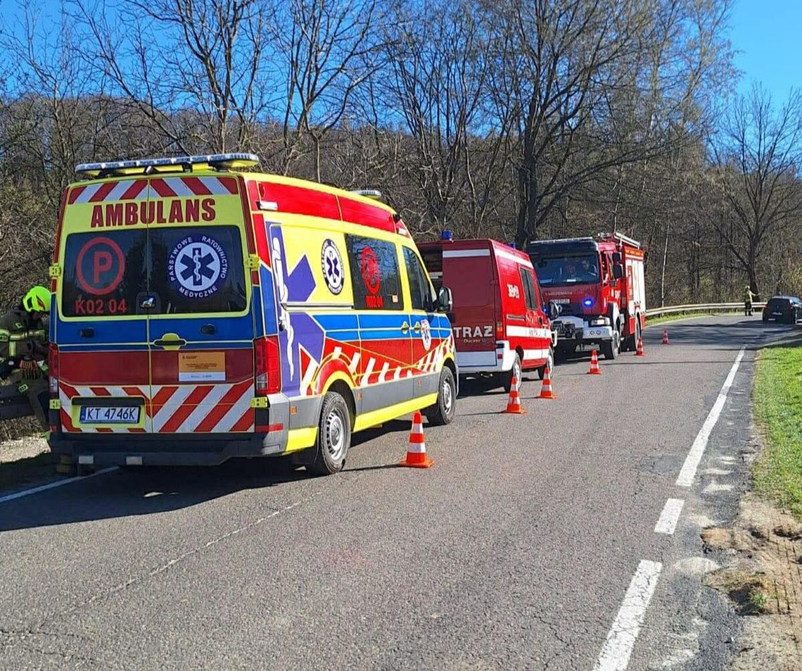 Wielkanocny wypadek w Rychwałdzie: Motocyklista uderzył w zaparkowany samochód Rychwałd, wypadek drogowy, wypadek motocyklisty w rychwałdzie, powiat tarnowski, wypadek w powiecie Tarnowskim, na sygnale